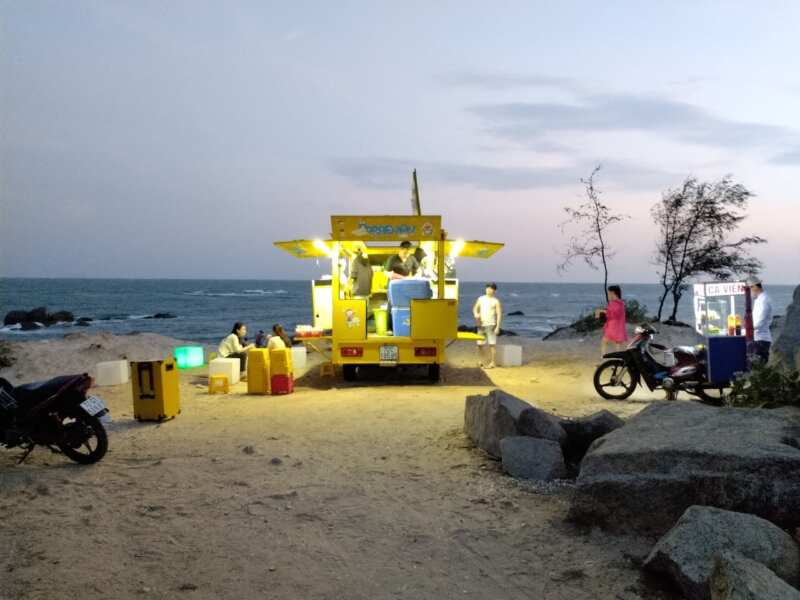 TOP 8 ĐIỂM DU LỊCH HỒ TRÀM – HỒ CỐC – BÌNH CHÂU KHÔNG THỂ BỎ QUA ăn vặt trà sữa tại ghềnh đá Bình Châu